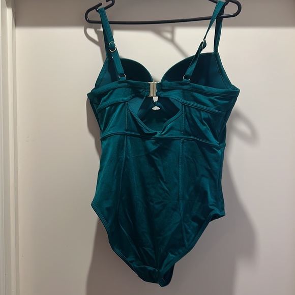 Woman’s swimsuit - Picture 2 of 3